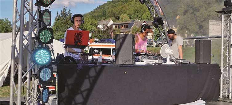 Zehn DJs legten im Verlauf des Abends auf zwei Bühnen beim Dreamland-Event in Burgen heiße Musik auf.