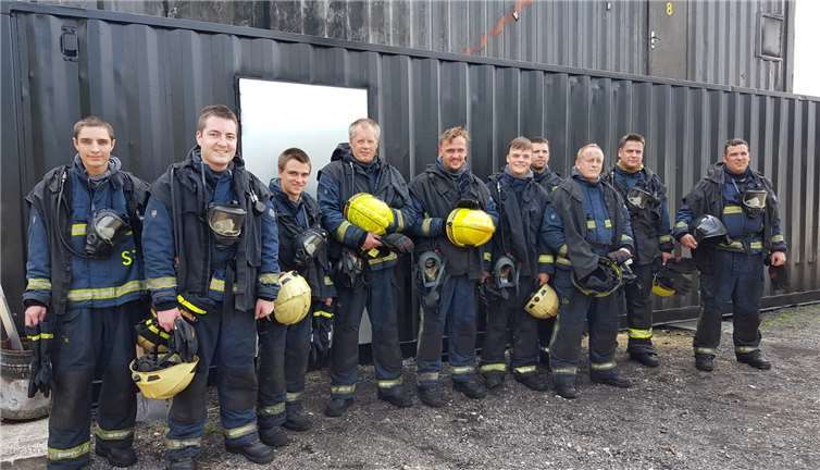 Zehn Feuerwehrkameraden wurden für den Brandeinsatz geschult. privat