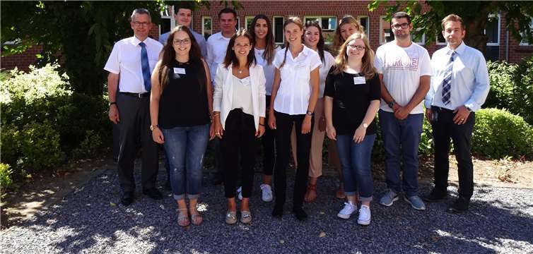 Zehn Finanzanwärter beginnen ihre Praxisphase im Finanzamt Neuwied. privat