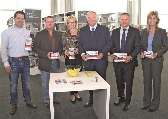 Zehn Gewinner unter den Wahlhelfern sind ausgelost und erhalten Eintrittskarten für das Romanticum und Jahresgebühr-Gutscheine der StadtBibliothek. Mit den Gewinnern freuen sich (v.l.) Stephan Knörr (Wahlabteilung), Dirk Urmersbach (Wahlabteilung), Romy Zahren (Koblenz-Touristik), OB Prof. Dr. Joachim Hofmann-Göttig, Andreas Bilo (Koblenz-Touristik) und Susanne Ott (StadtBibliothek). Privat