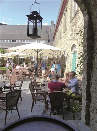 Zehn Jahre Gutsausschank feierten die Gäste im romantischen Innenhof des Klosters Marienthal.