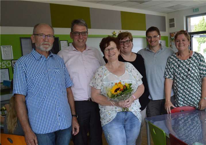 Zehn Jahre Schulmensa in Nentershausen sind eine Erfolgsgeschichte, die auch der liebevollen Betreuung der Kinder durch Monika Theis (mit Blumenstrauß) zu verdanken ist. Die Schulleiter Cornelia Nagel-Schlitt (v.r.) und Stephan Szasz sowie der ehemalige Schulleiter Dieter Wiechert (l.) sind froh über das Ganztagsangebot an ihren Schulen. Fotos: Ingrid Ferdinand