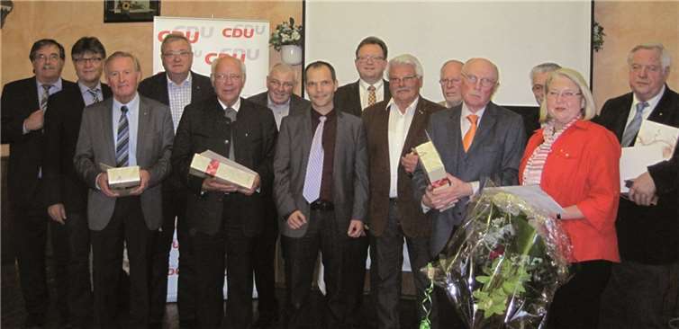 Zehn Jubilare wurden mit Urkunden, Treuenadeln und einem Präsent ausgezeichnet.privat
