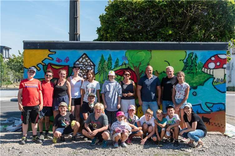 Zehn Jugendliche haben die Trafostation in Greimersburg gemeinsam mit dem Graffitikünstler Arne Witt im Rahmen der Ferien-Spaß-Aktion des Landkreises Cochem-Zell bemalt.  Foto: Jiri Hampl