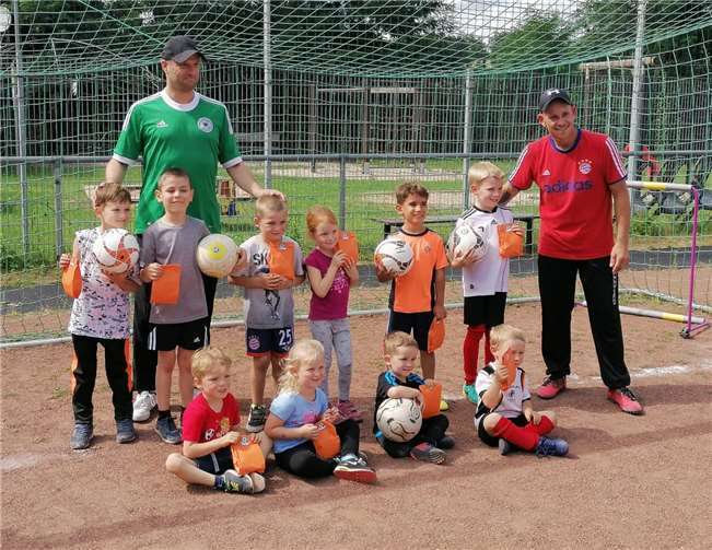 Zehn Jungen und Mädchen fanden sich mit Mama oder Papa ab 14 Uhr auf dem Lehmener Sportplatz ein.Foto: privat
