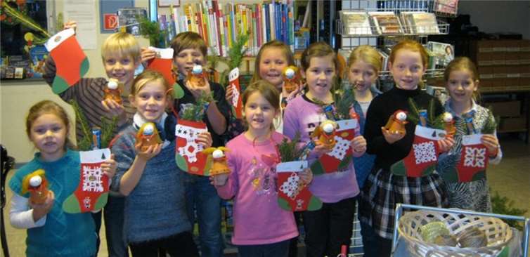 Zehn Mädchen und Jungen im Alter von sechs bis zehn Jahren folgten der Einladung, um mit den ehrenamtlichen Mitarbeiterinnender Bücherei St. Kunibert zu basteln.privat