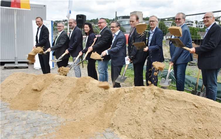 Zehn Spatenstecher sorgten für den offiziellen Baubeginn der hochwasserfreien Anbindung von Niederwerth. Fotos: HEP