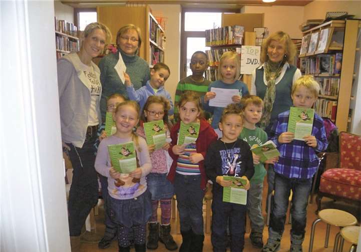 Zehn Vorschulkinder aus dem Unkelbacher Kindergarten besuchten regelmäßig die Bücherei und kennen sich nun gut aus, im Haus der vielen Bücher. privat