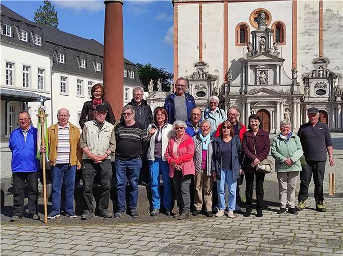 Zehn Wanderpilger freuen sich mit ihren Unterstützern und weiteren Freunden auf dem Vorplatz der St. Matthias Abtei über den gelungenen Weg nach Trier.  Foto: privat