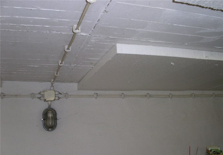 Zehn Zentimeter sollten es bei einem guten Dämmstoff mindestens sein. Das Anbringen in Schichten erleichtert das Einarbeiten von Rohren und Anschlüssen.B. Andre