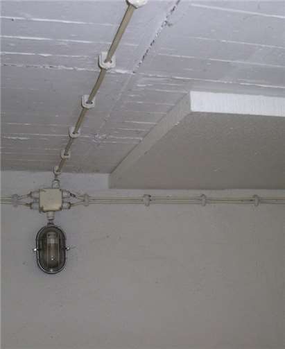 Zehn Zentimeter sollten es bei einem guten Dämmstoff mindestens sein. Das Anbringen in Schichten erleichtert das Einarbeiten von Rohren und Anschlüssen. B. Andre