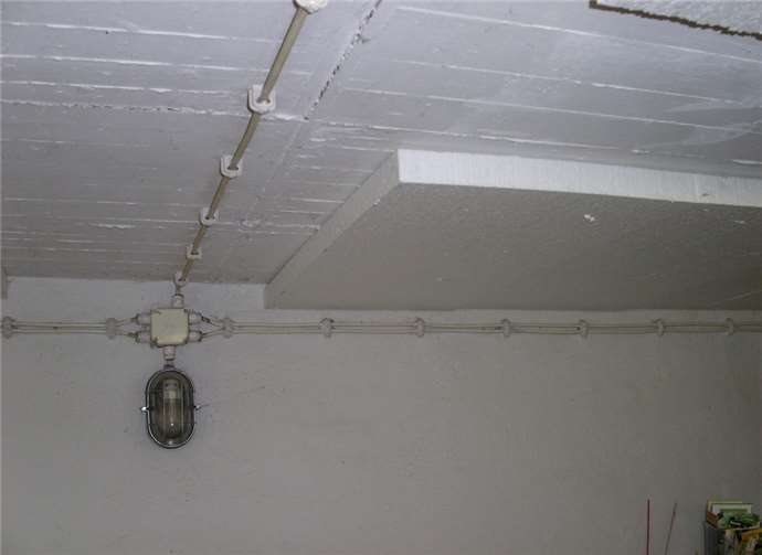 Zehn Zentimeter sollten es bei einem guten Dämmstoff mindestens sein. Das Anbringen in Schichten erleichtert das Einarbeiten von Rohren und Anschlüssen. B. Andre