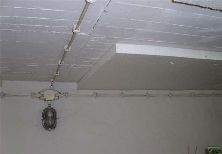 Zehn Zentimeter sollten es bei einem guten Dämmstoff mindestens sein. Das Anbringen in Schichten erleichtert das Einarbeiten von Rohren und Anschlüssen.Foto: B. Andre