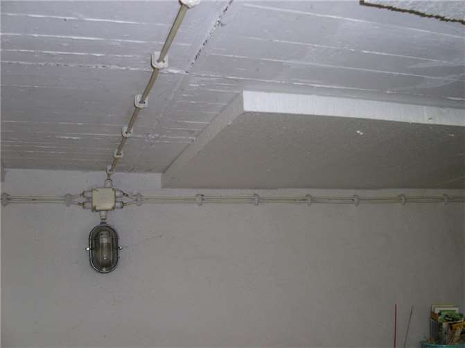 Zehn Zentimeter sollten es bei einem guten Dämmstoff mindestens sein. Das Anbringen in Schichten erleichtert das Einarbeiten von Rohren und Anschlüssen.Foto: B. Andre