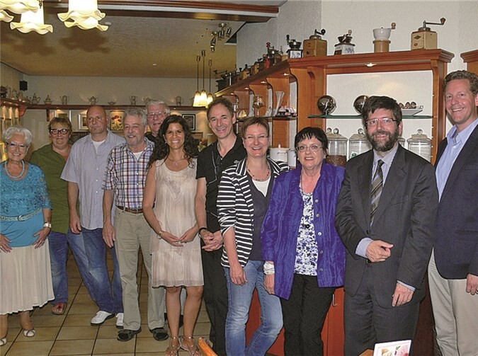 Zehn vortragende Akteure des Freundeskreises Lesetreff präsentierten im Germania unterhaltsame Passagen aus der eigenen Feder.  Privat