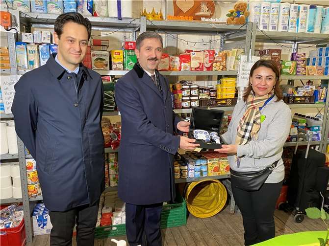 Zeichen der Anerkennung (v.l.n.r.): Der türkische Generalkonsul Turhan Kaya und der AKP-Abgeordnete Zafer Sirakaya schenkten Zeliha Atac ein Porzellanservice.  Foto: SN