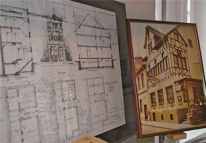 Zeichnungen des ursprünglichen Gasthauses zum goldenen Anker und ein Foto mit dem späteren neuen Eingang.