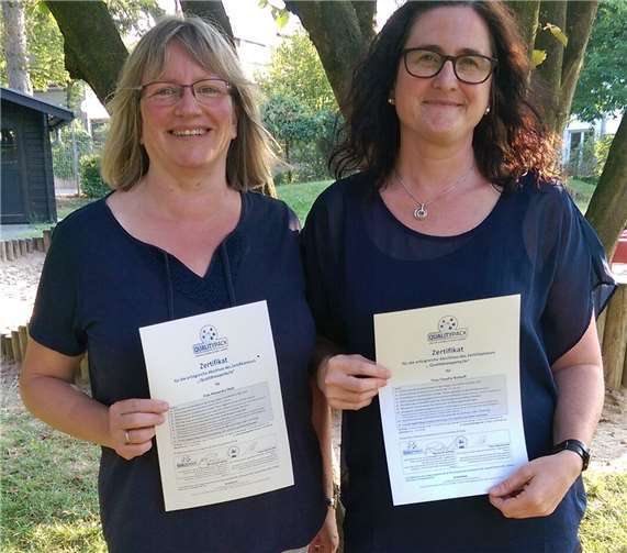 Zeigen stolz ihr Zertifikat (von links): Alexandra Dietz und Claudia Rohloff. Stadt Meckenheim