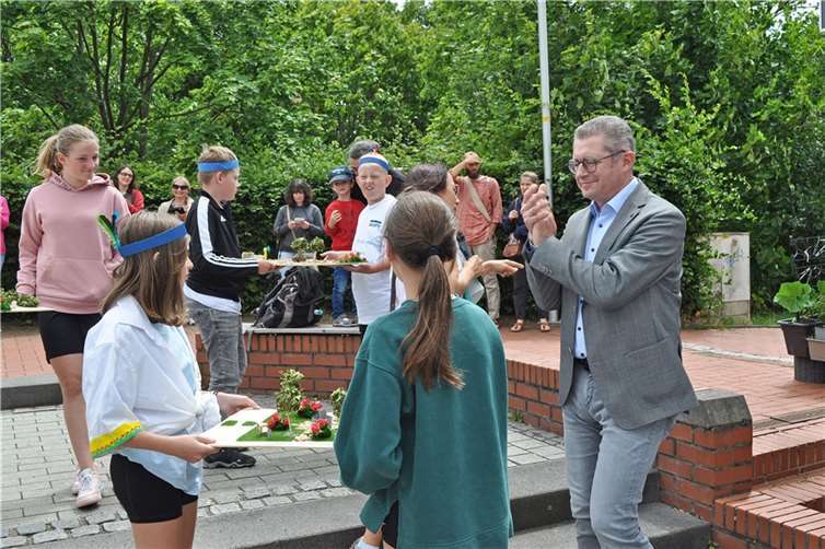 Zeigte sich begeistert von den Ideen der Kinder: Hans Dieter Wirtz (rechts), Erster Beigeordneter der Stadt Meckenheim, der die Modelle gerne für den Bürgermeister in Empfang nahm. Fotos: Stadt Meckenheim