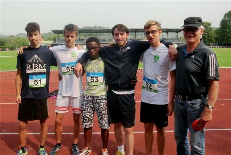 Zeigten hervorragende Leistungen in der Leichtathletik: v.l.n.r.: Ali Ghazi, Maurice Leufgen, Jonathan Kreller, Joshua Weiß und Leon Herbel mit Trainer Peter Reifprivat