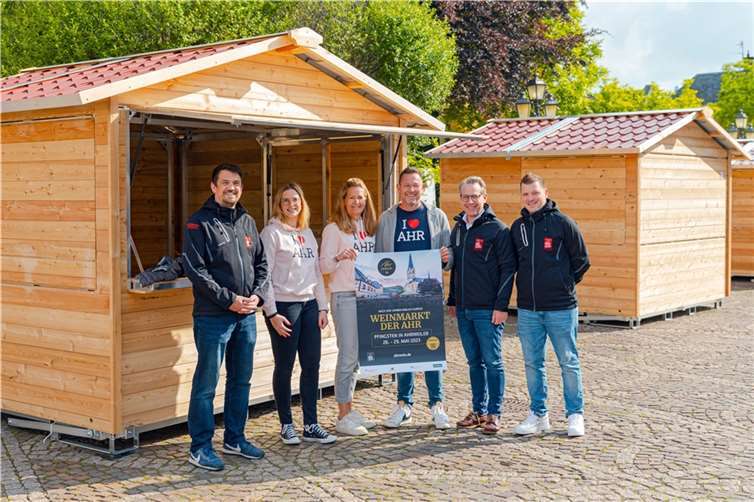 Zeigten sich erfreut über die neuen Buden: Jan Ritter (Marketing GmbH), Carolin Groß (Ahrwein e.V.), Meike Carll (Ahrtal-Tourismus), Marc Ulrich (Marketingflotte), David Bongart (Ahrtal-Tourismus) und Dominik Kremer (Marketing GmbH).  Foto: Ahrtal-Tourismus/Max Harrus