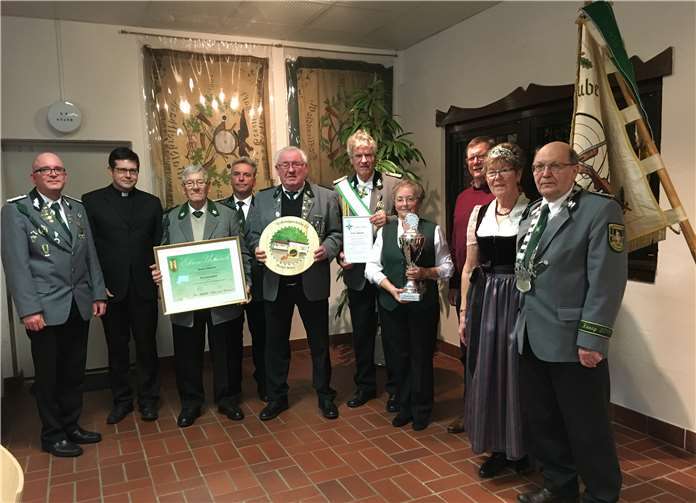 Zeigten sich gut in Schuss und bestens im Bilde (von rechts): Schützenkönig Norbert Weber, Annelie Weber, Bürgermeister Martin Lerbs, Pokalsiegerin Klara Täuber, Schießmeister Justus Reiprich, Ehrenscheiben-Sieger Sigwald Grahlow, 1. Brudermeister Thomas Over, Ehrenmitglied Herbert Vossenkaul, Präses, Pfarrer Marco Hartmann, 2. Brudermeister Martin Durst.Thomas Herschbach