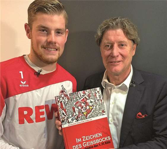 Zeigten sich sichtlich angetan von der großen FC-Chronik: Harald „Toni“ Schumacher und Timo Horn. privat