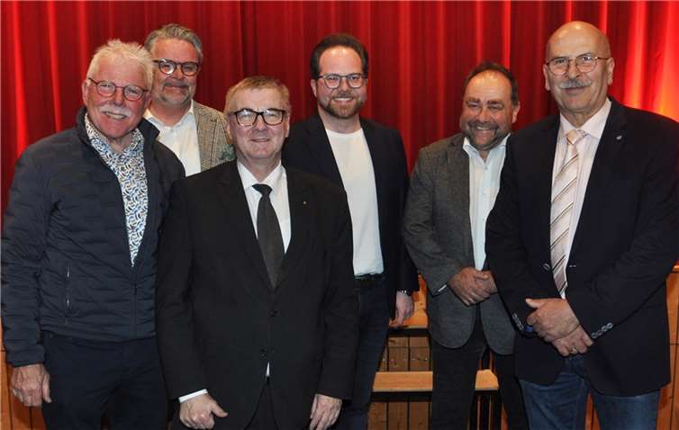 Zeigten sich überglücklich: Das Event war wieder ein Erfolg: (v.l.) Alfred Sebastian Ortbürgermeister von Dernau, Martin Winninger (1. Beigeorneter Ettringen), Landrat Dr. Alexander Saftig (Schirmherr), 1. Kreisbeigeordneter Pascal Badziong, VG-Bürgermeister Alfred Schomisch und Ettringens Ortsbürgermeister Werner Spitzley.