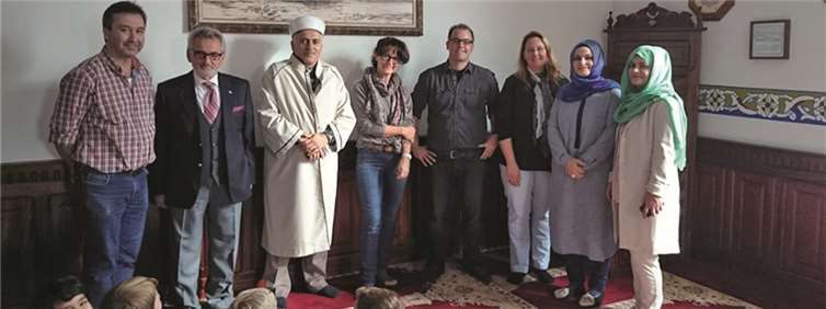 Zeigten sich wieder einmal sehr erfreut über den gelungenen deutsch-türkischen Kontakt:Türkischlehrer Oguzhan Oguz, Gemeindevorsteher Erol Zengin, Hodscha der muslimischen Gemeinde, Yeni Cami, Religionslehrerin Marita Stettler, Schulleiter Michael Wetzlar, Religionslehrerin Astrid Rennings, Mitglieder der Moscheegemeinde Gül Kekec und Gülistan Serbest. privat