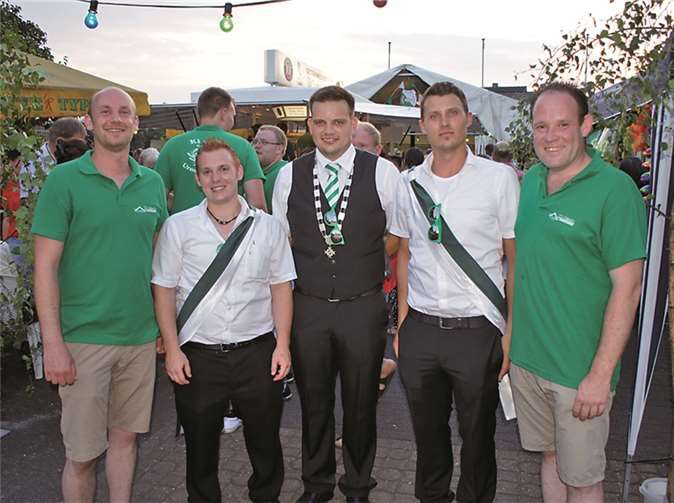 Zeigten sich zufrieden mit dem Verlauf der Kirmes (v.l.): Lars Pfister (Präsident der Ki & Ka), Oliver Krethen, Christoph Krämer (neuer Kirmespräsident), Daniel Raasch und Frank Schmidt ( erster Vorsitzender der Ki & Ka). GH