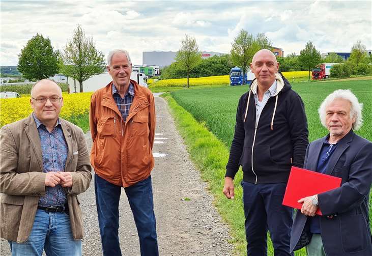 Zeit dass sich was dreht: Michael Schneider (CDU), Hartmut Wüst (FDP), Wolfnag Reuß (FDP) und Klaus Huse (CDU) am Standort des geplantes Einkaufszentrums (.v.l.).Foto: privat
