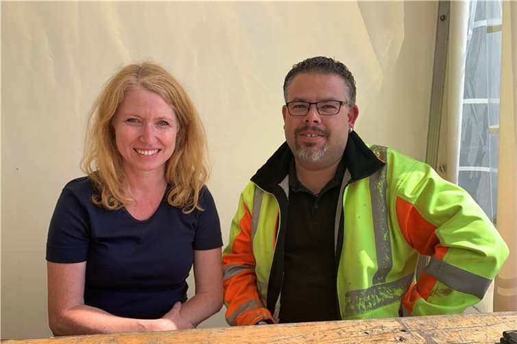 Anpacken für den Neuanfang im Ahrtal Zeit für Auszeit: Monika Hilger und Björn Saemann im Helferpavillon. Foto: ROB