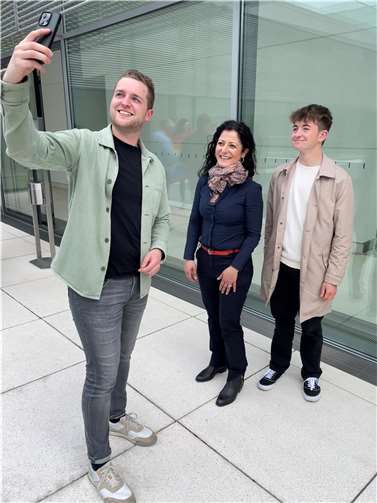 Zeit für ein Selfie mit der Parlamentarischen Staatssekretärin im Bauministerium, Cansel Kiziltepe, blieb während Groothuis‘ Zeit in Berlin ebenfalls. Foto: Christian Spies