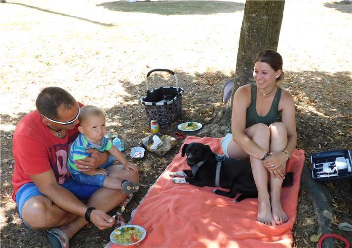 Zeit für eine Rast:Gemütliches Picknick im Schatten der Bäume.