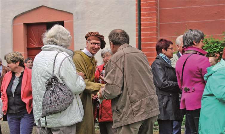 Zeit für eine Unterhaltung mit den Darstellern gab es während der Pause auf dem Vorplatz der Kirche.