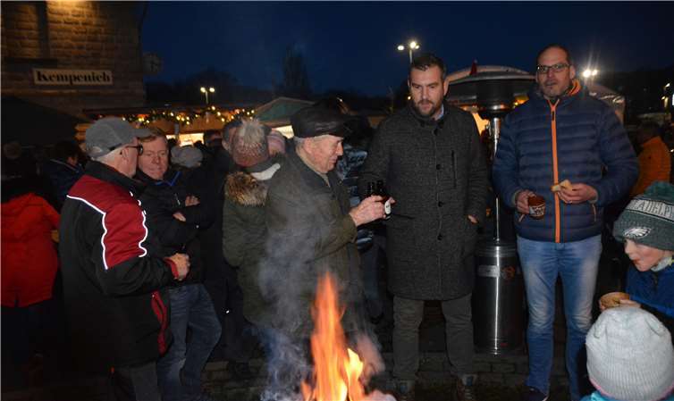 Zeit für entspannte Gespräche am lodernden Feuernahm sich auch Bürgermeister Dominik Schmitz.