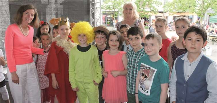 Zeit zum Durchatmen nach der Vorstellung: Ahrtal-Werke-Geschäftsführerin Susanne Strauch bedankte sich bei den jungen Schauspielern. privat