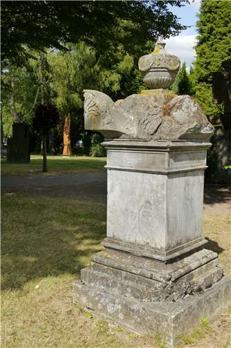 Zeitbogen auf dem Friedhof: Vom Grabmal der Familie Esch geht der Blick zum Basaltgarten mit seiner modernen Skulptur.Foto: Stadt Montabaur