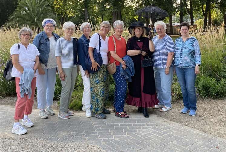 Zeitreise im Kurpark: Frauenstammtisch auf historischen Spuren. Fotos: privat