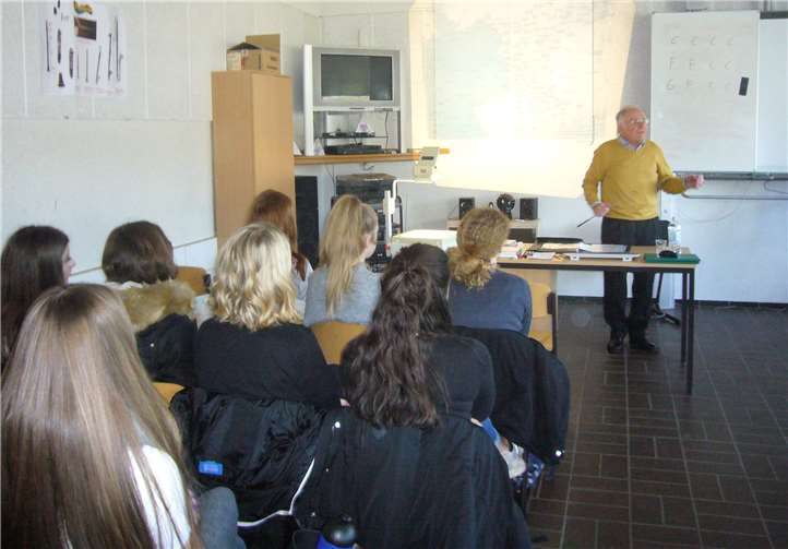 Zeitzeuge Eberhard Schimansky berichtete den Jugendlichen von seiner Flucht, die er während des Krieges als Neunjähriger erlebt hatte.Foto: Caritas