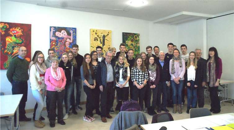 Zeitzeugen des 2. Weltkrieges besuchten die Schülerinnen und Schüler der Klasse 10a an der Realschule plus Untermosel und berichteten aus ihrer Sicht über die Kriegs- und Nachkriegszeit. privat