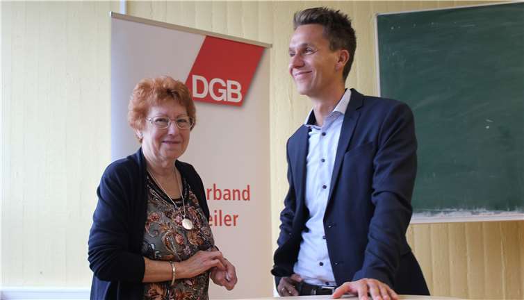 Zeitzeugin Edith Erbrich und Pascal Rowald, Vorsitzender des DGB Ahrweiler.