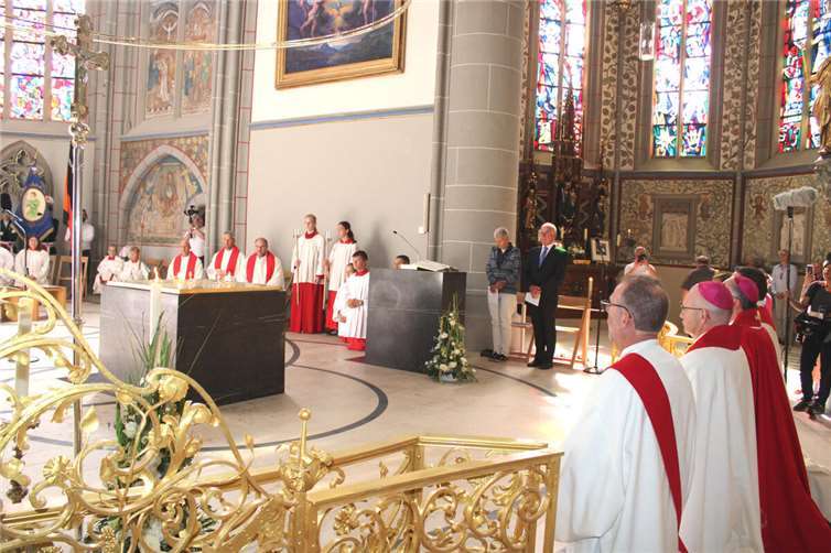 Zelebrant Bischof Dr. Stephan Ackermann und seine Konzelebranten knien vor dem soeben geweihten, neuen Altar von St. Laurentius