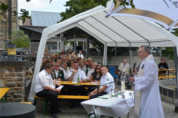 Zelt-Gottesdienst unter freiem Himmel 2026 zelebriert von unserem Präses Pater Matin Laskewicz