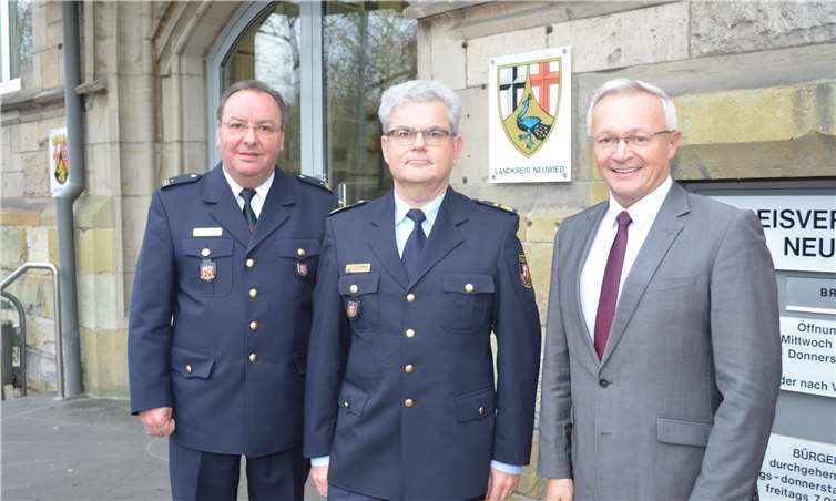 Zentrale Fragen zur aktuellen Situation und Zukunft im Bereich des Brand- und Katastrophenschutzes im Land Rheinland-Pfalz und im Landkreis Neuwied standen im Vordergrund eines Besuchs des Landesfeuerwehrinspekteurs und Leiter der Landesfeuerwehr- und Katastrophenschutzschule, Hans-Peter Plattner (Mitte) gemeinsam mit Kreisfeuerwehrinspekteur Werner Böcking (links) beim neuen Neuwieder Landrat Achim Hallerbach.Kreisverwaltung