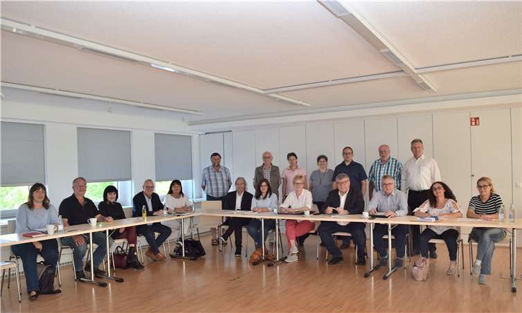 Zentrale Themen der konstituierenden Sitzung des Kreis-Sozialausschusses waren die Vorstellung der aktuellen Entwicklungen des Jobcenters Landkreis Neuwied sowie Aktuelles aus dem Bereich Pflege. Der 1. Kreisbeigeordnete und Sozialdezernent Michael Mahlert begrüßte hierzu die Mitglieder in den neuen Räumlichkeiten des Jobcenters Landkreis Neuwied am Standort Neuwied.