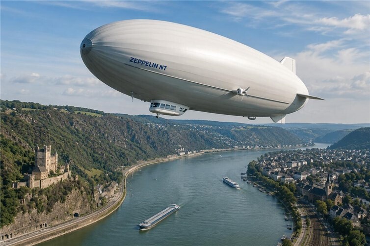 Zeppelin über dem Rhein