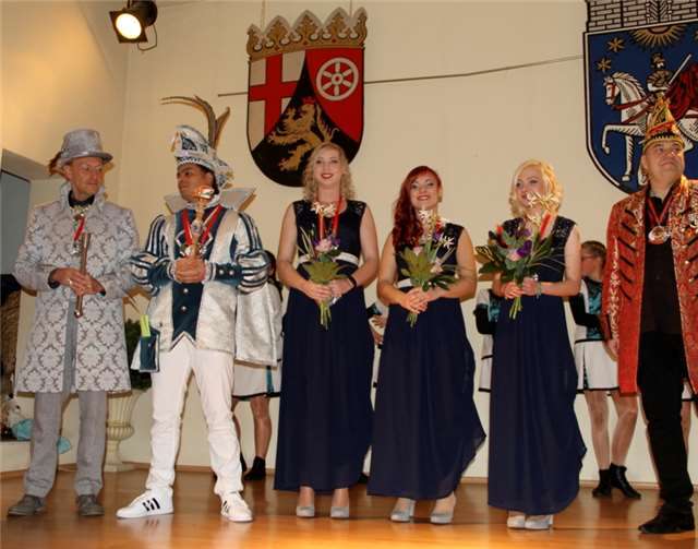 Zepterübergabe (v.l.) Hofkanzler Frank Spiegel, Prinz Freddy I. Jovana Pollack, Jacqueline Pollack, Jana Frey, Ex-Prinz Willi 2.0 MFU