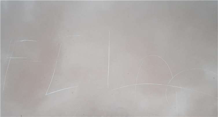 Zerkratze Motorhaube.