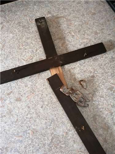 Zerstört wurde auch das Holzkreuz. Auf den Boden urinierten die Täter.